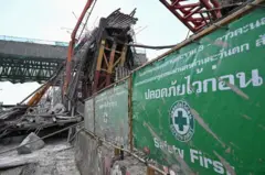 สภาพความเสียหายของคานสะพานก่อสร้างทางพิเศษ หลังทรุดตัวและพังถล่มลงมาเมื่อ 15 มี.ค. 2568