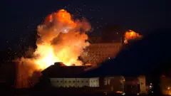 Велика експлозија, слична ватри, изнад зграде у Кијеву ноц́у