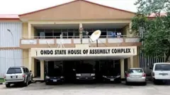 Aworan ile asofin ipinlẹ Onod to jẹ alaja kan, mọto mẹta wa ni ayika rẹ