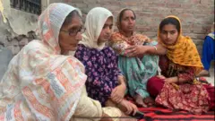 टाली गुलाम गांव में बख्शीश सिंह की मां और परिवार के अन्य सदस्य