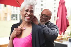 Couple aux cheveux blancs