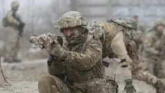 Wanajeshi wa ziada wa Ukraine, wakifanya mazoezi ya kijeshi