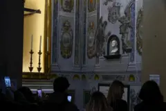 Varias personas toman fotos de la restauración.