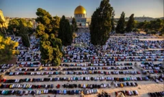 Photo de nombreux fidèles alignés devant la mosquée al-Aqsa à Jérusalemn