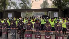 শনিবার ঢাকা বিশ্ববিদ্যালয়ে জাতীয় কবি কাজী নজরুল ইসলামের সমাধির পাশে মি. হাদির দাফন সম্পন্ন হয়