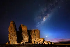 Rochedos com céu estrelado ao fundo