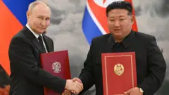 Os líderesesporte bet conferir bilheteRússia e Coreia do Norte, Vladimir Putin y Kim Jong-un, apertam as mãos