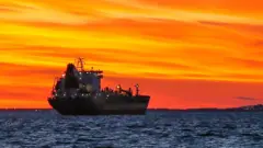 Танкер в море на закате