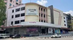 ဝေးမနေချင်ဘူး ဇာတ်ကားစတင်ချိန်က ရုပ်ရှင်ရုံမြင်ကွင်း