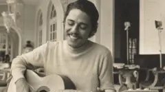 Foto de Chico Buarque em preto e branco tirada em 1972.
