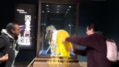 မှန်သေတ္တာကို ပန်းသီးမုန့်၊ ကြက်ဥပူတင်းအနှစ်တို့နဲ့ ပစ်ပေါက်ပြီး တိုက်ခိုက်