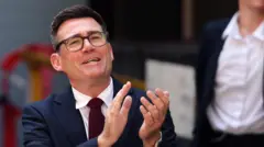 英國候任首相貝安德在英國倫敦出席工黨特別黨大會後離開會場(17/7/2026)