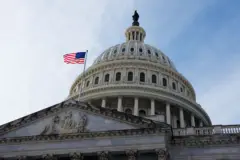 အမေရိကန်အောက်လွှတ်တော်နဲ့ အထက်လွှတ်တော်ရှိရာ Capitol အဆောက်အဦ အမိုးခုံးကို အမေရိကန်အလံလွှင့်ထူတားတာနဲ့အတူ မြင်တွေ့ရတာဖြစ်ပါတယ်။ 