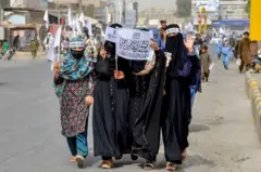 نجونې چې د طالبانو بیرغ ورسره دی