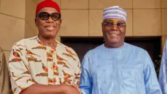 Onye bụbu osote onyeisiala Naịjirịa bụ Atiku Abubakar na onye bụbu minista na-ahụ maka njem bụ Chibuike Rotimi Amaechi na-ekwekọrịta onwe ha n'aka ma na-achị ọchị.
