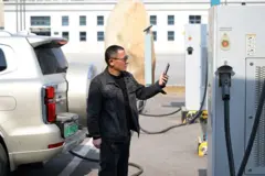 Carro elétrico sendo recarregado em em Mining Town, Yinchuan, na China, em 20 de fevereiro de 2025
