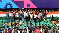 বাংলাদেশ ইংল্যান্ড ম্যাচের সময় স্টেডিয়ামে স্থানীয় সমর্থকরা