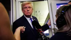 دونالد ترامپ در هواپیمای مخصوص رئیس جمهور آمریکا با خبرنگاران صحبت کرد