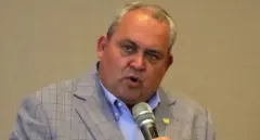 ገንዘብ ብምብኻን ስርሑ ክለቅቕ ዝተገደደ ሚኒስተር