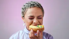 donut tatlı yiyen kadın