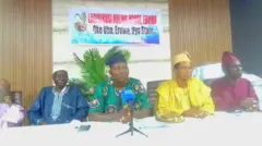 Àwọn ìdílé Laribikusi níbi ìpàdé àwọn akọ̀ròyìn tí wọ́n pè