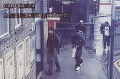 Las imágenes de las cámaras de seguridad muestran a los cuatro terroristas llegando a la estación de tren de Luton en la mañana del 7 de julio de 2005.