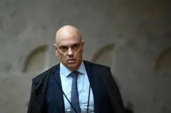 Alexandre de Moraes sério caminhando em plenário do STF