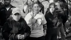 Yadira González (esq.) ao lado de um grupo de familiares que procuram pessoas desaparecidas no México (foto em preto e branco)