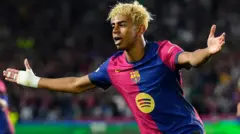 Barcelona adına genç yıldız Lamine Yamal attığı ilk golden sonra seviniyor. Sarı saçları ile elleri havaya kaldırmış seviniyor.