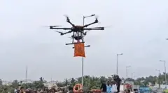 மேட்டூரில் அணை வெள்ளத்திற்கு நடுவே சிக்கிய நாய்கள்