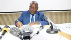 Prosper Ntahorwamiye mu kiganiro n'abamenyeshamakuru
