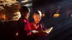 Jovens monges lendo um livro