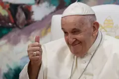 Retrato del papa Francisco durante su última visita a Portugal en 2023.