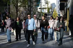 一群游客出现在银座街头