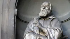 जेव्हा त्यानं ती आकाशाकडं वळवली, तेव्हा खरं तर त्याच्या आयुष्यालाच ग्रहण लागलं असं उपरोधानं म्हणता येईल.