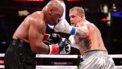 Foto of Jake Paul and Mike Tyson inside ring