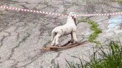 Игрушка около детского сада, обрушившегося в результате землетрясения