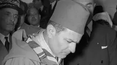 Fotografia em preto e branco de Mohammed 5º, rei do Marrocos, em visita oficial a Paris