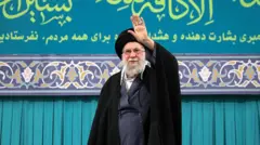 Верховный лидер Ирана Али Хаменеи приветствует толпу во время мероприятия, прошедшего в столице Ирана 17 января 2026 года.