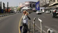 بنری در یکی از خیابانهای تهران که تصویر مجتبی خامنهای، رهبر جدید جمهوری اسلامی، و چند فرمانده سپاه پاسداران را نشان میدهد.