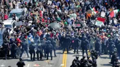 Confronto entre policiais e manifestantes na rua