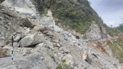 पहिरोका कारण अवरुद्ध कालीगण्डकी करिडोरको सडक 