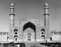  مسجد جامع هرات کهن‌ترین مسجد است که در مرکز شهر هراتموقعیت دارد 