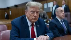 不倫相手への「口止め料」支払いをめぐる刑事裁判で被告人として出廷したトランプ前米大統領（15日、ニューヨーク）