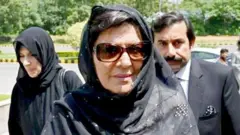 इम्रान खान यांच्या बहिणी अलीमा (मध्यभागी) आणि उज्मा (डावीकडे)