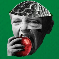 Un garçon croquant une pomme.