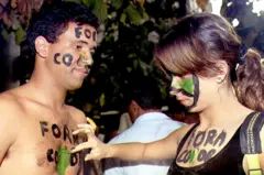 Estudantes se pintam durante protesto contra governo Collor em 1992