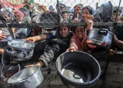 Mulheres pedindo comida