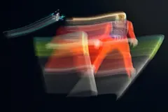 El suizo Gregor Deschwanden en un salto de esquí capturado con larga exposición en Milán-Cortina 2026