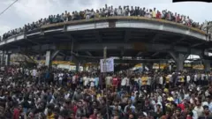 థానే జిల్లాలోని బదలాపూర్ పట్టణంలో లైంగిక వేధింపుల ఘటనపై నిరసన 